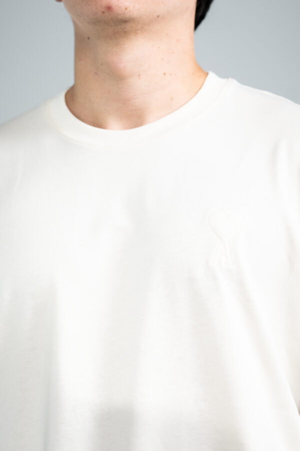 AMI – Basic T-Shirt Creme on Creme Logo tweede afbeelding