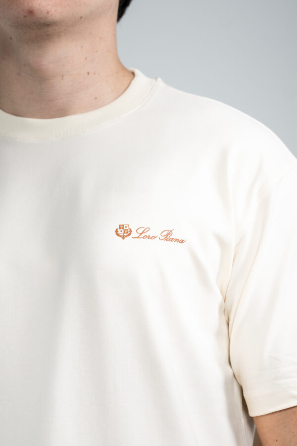 Loro Piana – T-Shirt Creme Brown Logo tweede afbeelding