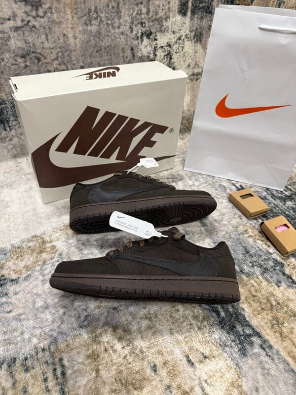Nike – Travis Scott Brown tweede afbeelding