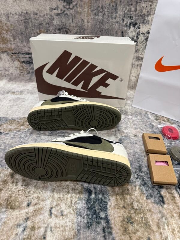 Nike – Travis Scott Olive Black Red tweede afbeelding