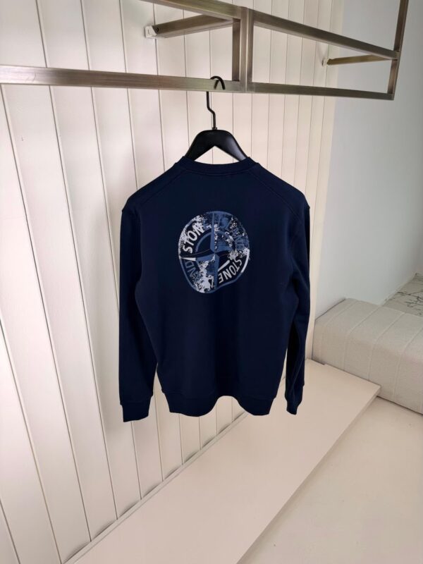 Stone Island – Glow Sweater Navy Blue tweede afbeelding