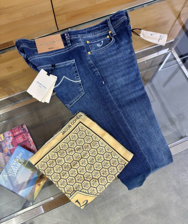 Jacob Cohen – Jeans Nick Slim Beige Badge tweede afbeelding