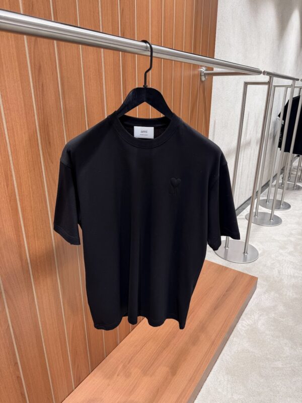 AMI – Basic T-Shirt Black on Black Logo