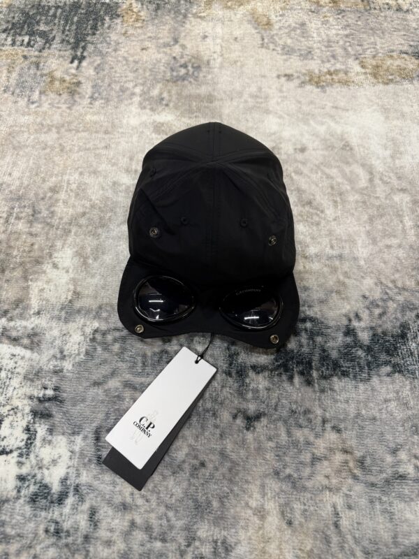 CP Company – Goggle Cap Black tweede afbeelding