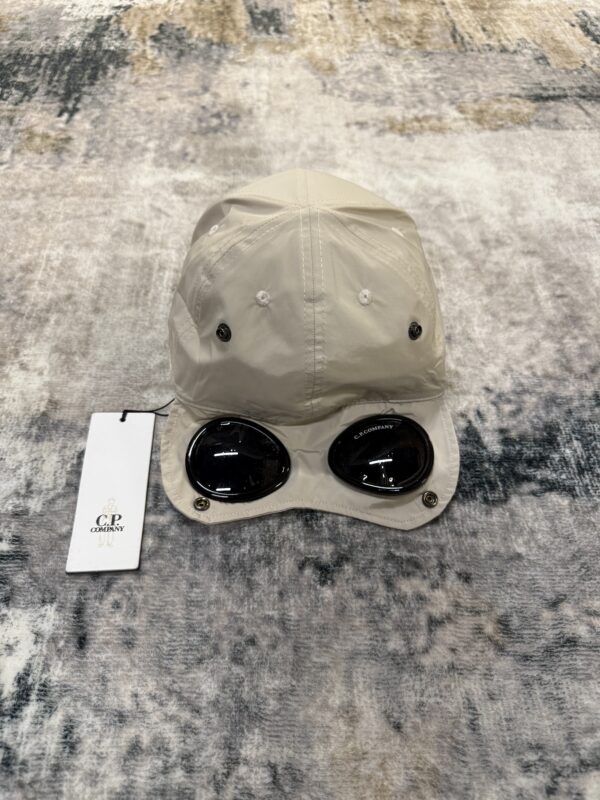 CP Company – Goggle Cap Beige tweede afbeelding