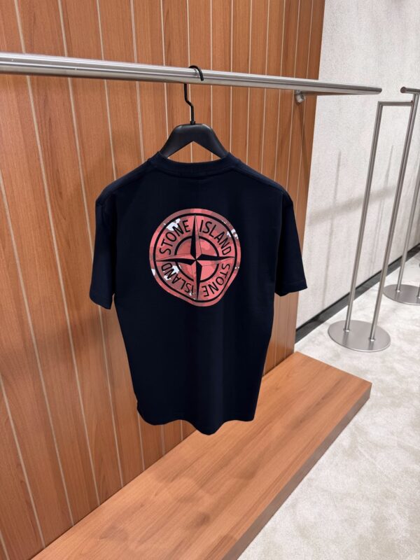 Stone Island – Red Compass T-shirt Navy Blue tweede afbeelding
