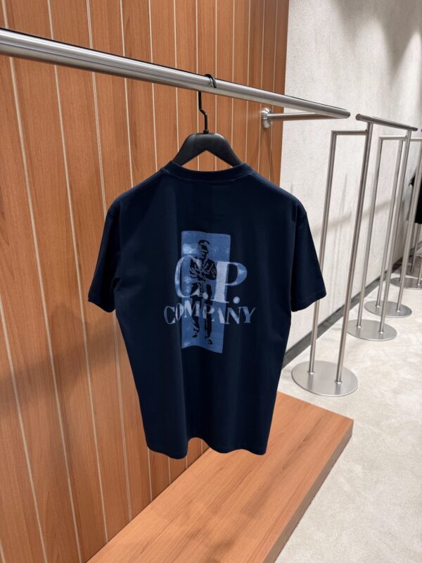 CP Company – Comfort Logo T-shirt Navy Blue tweede afbeelding