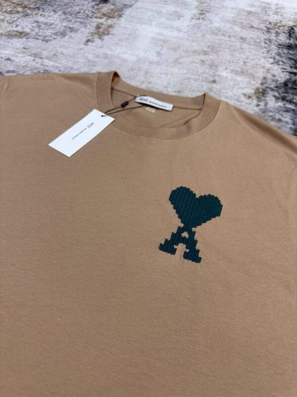 Ami – Heart T-shirt Beige tweede afbeelding