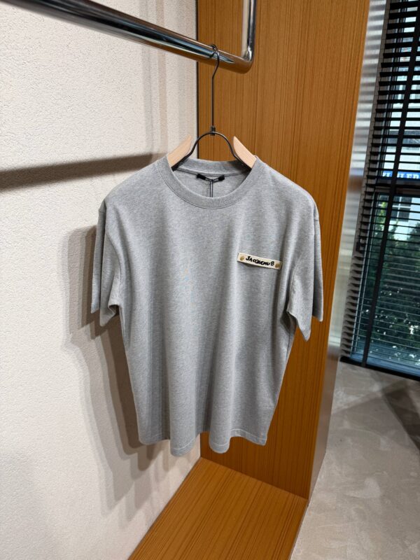 Jacquemus – Gross Grain Yellow Button T-shirt Grey