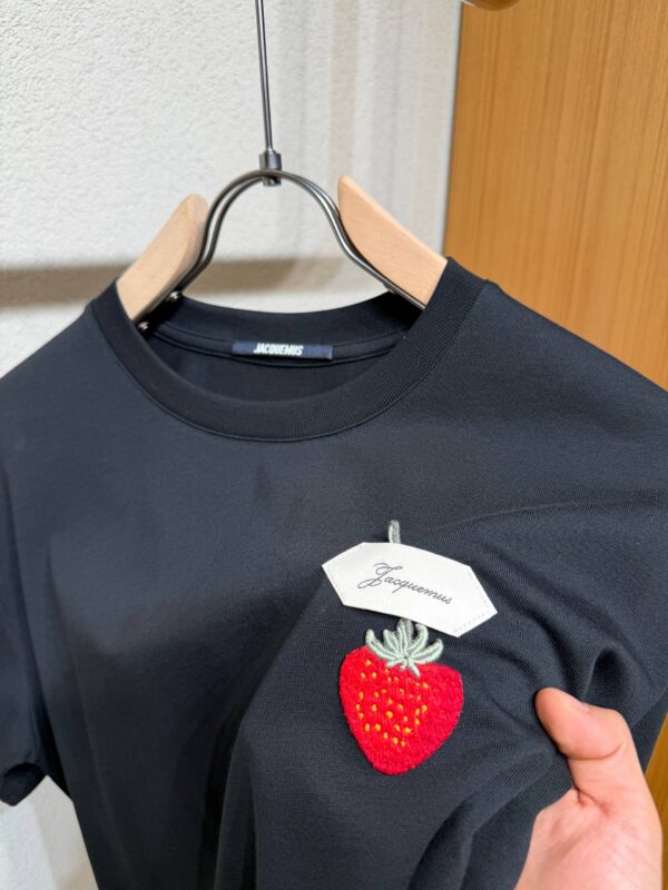 Jacquemus – Strawberry T-shirt Black tweede afbeelding