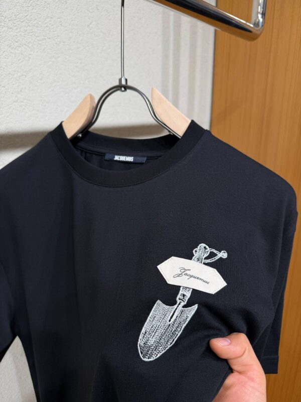 Jacquemus – Shovel T-shirt Black tweede afbeelding