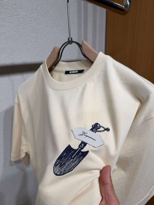 Jacquemus – Shovel T-shirt Ecru tweede afbeelding