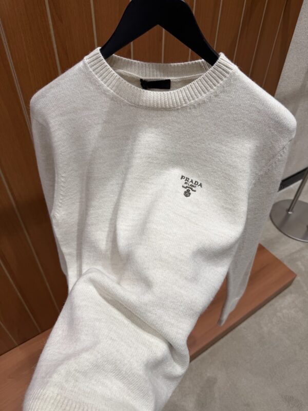 Prada – Knitted Sweater Beige tweede afbeelding