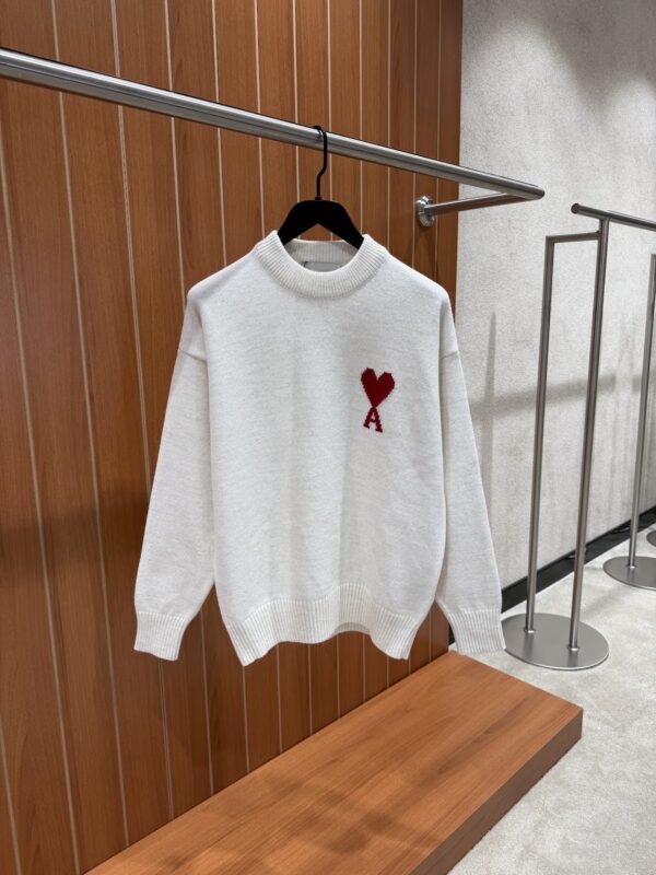 AMI – Heart Knitted Sweater Ecru