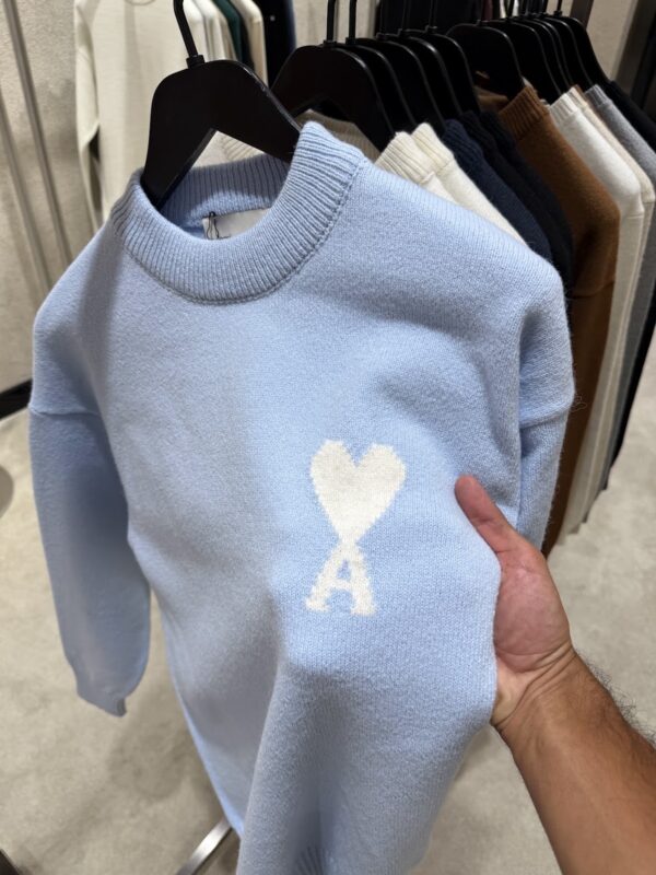 AMI – Heart Knitted Sweater Light Blue tweede afbeelding