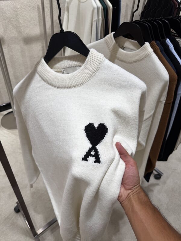 AMI – Heart Knitted Sweater Ecru Black tweede afbeelding