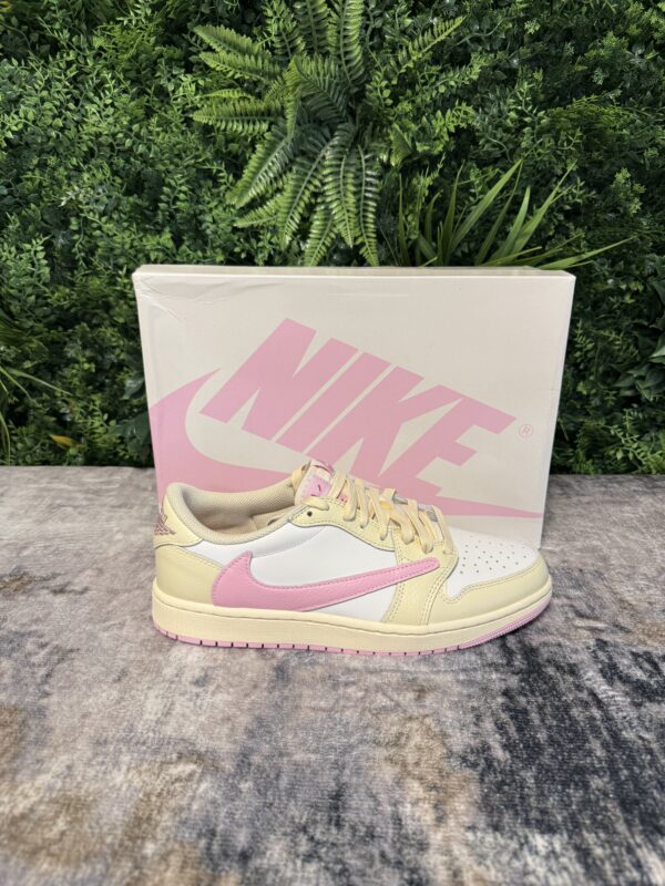 Nike – Travis Scott Olive OG Shy Pink