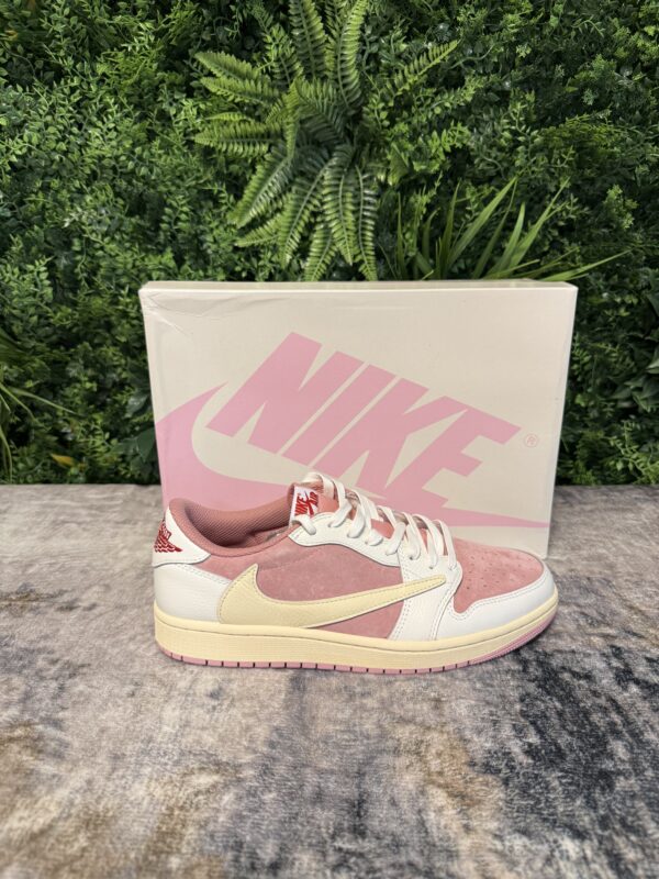 Nike – Travis Scott Olive Low Sail Shy Pink