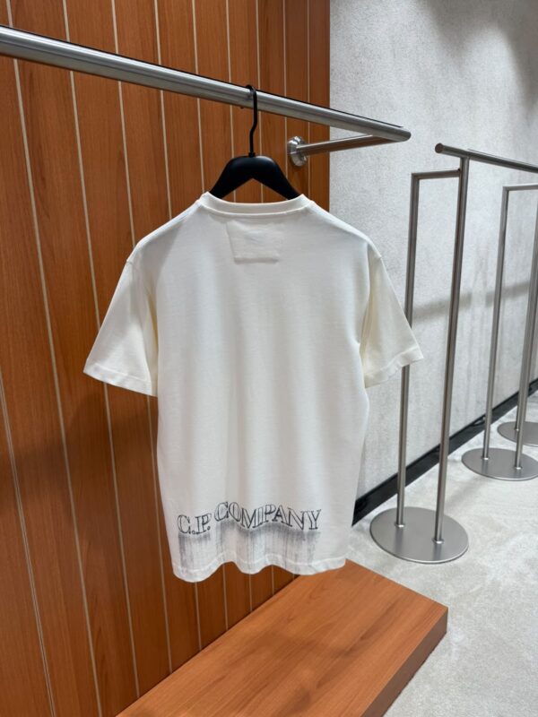 CP Company – Jersey T-shirt Cream tweede afbeelding