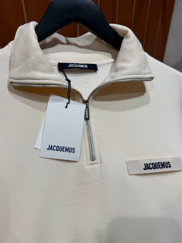 Jacquemus – Halfzip Sweater Beige tweede afbeelding