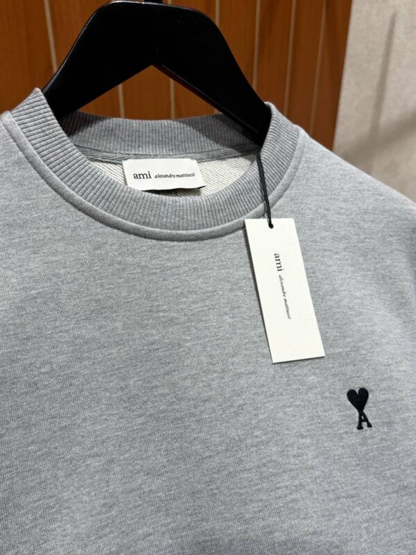 Ami – Sweater Grey Melange Black Logo tweede afbeelding