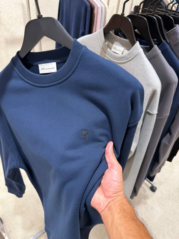 Ami – Sweater Navy Blue Black Logo tweede afbeelding