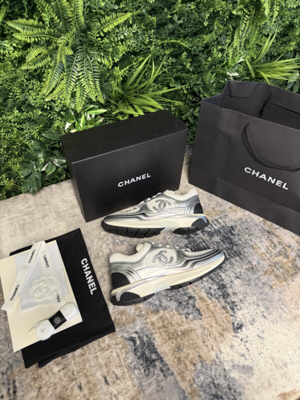 Chanel – Running Sneakers White Grey tweede afbeelding
